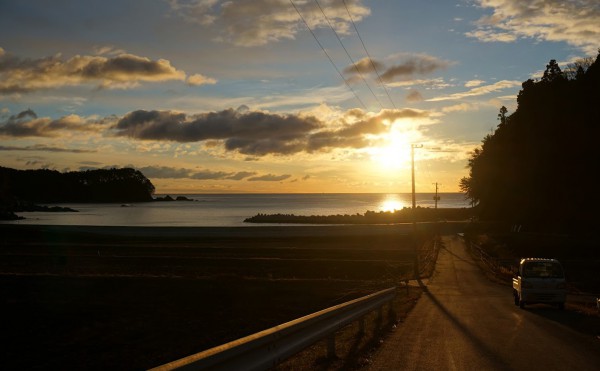 【写真4:根崎の海からの朝陽】 ふと朝早くに目が覚めた時に海まで散歩したときの海辺の朝陽。 ざわめいていた心をそっと落ち着かせてくれた場所。 とても静かで空も海も木々も自然を肌で感じ、 深呼吸してきれいな空気を体に入れ、新たな一日の始まり。
